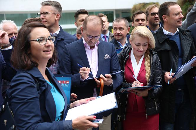 Trzaskowski rozpoczął zbiórkę podpisów w centrum Warszawy