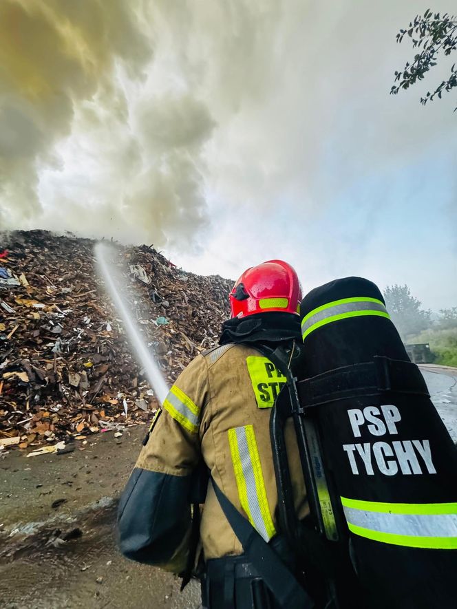 Pożar składowiska śmieci w Tychach. Służby apelują o zamykanie okien
