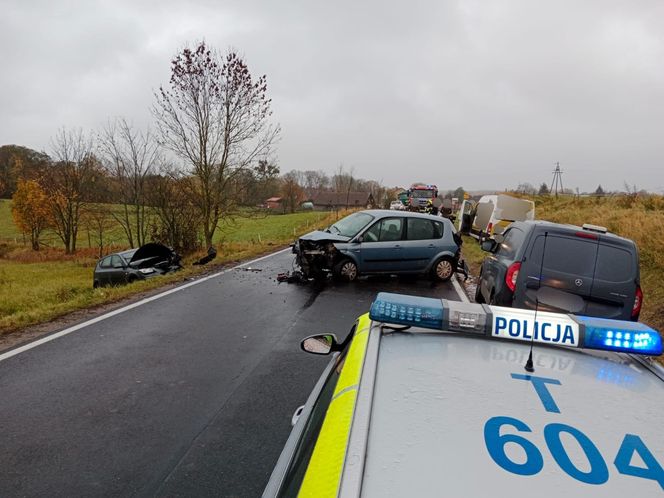 Poważny wypadek w Baranowie. Zderzyły się trzy auta. Wśród rannych 7-letnie dziecko