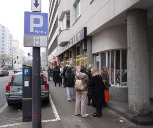 Tłusty Czwartek 2025 w Warszawie. Kolejka do Pączkarni z Tradycją na Żelaznej