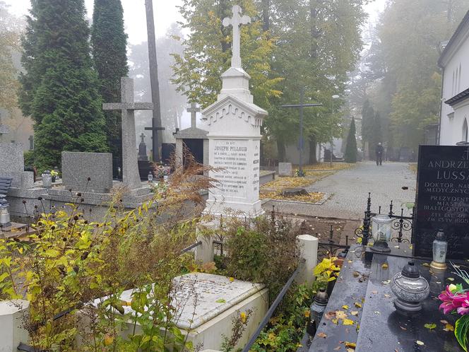 Zrobiliśmy spacer po białostockich nekropoliach. Sprawdź w jakim stanie są nagrobki historycznych postaci [ZDJĘCIA]