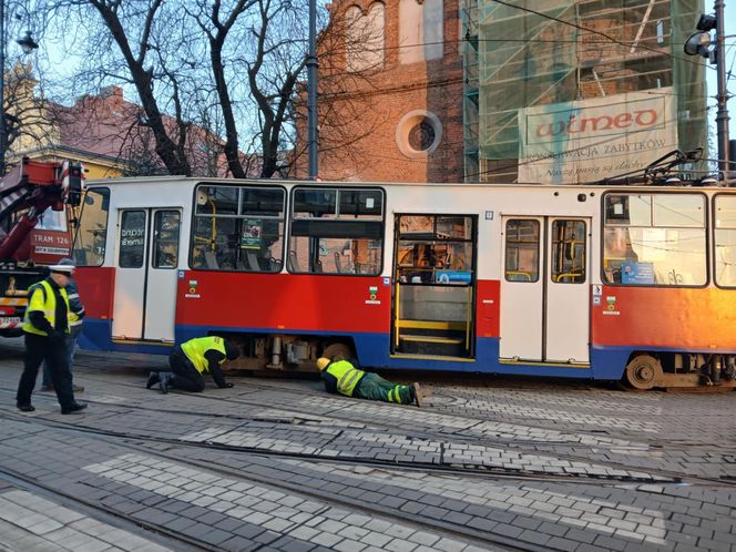 To mogło skończyć się tragedią w centrum Bydgoszczy. Wykoleił się tramwaj, którym podróżowało 50 pasażerów