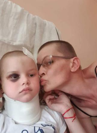 Marysię zmiażdżył krzyż. Siostra budzi ją do życia