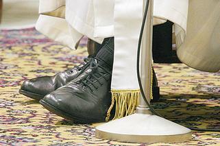 Papież chodzi w butach po zmarłym