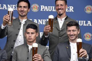 Piłkarze Bayernu Monachium podczas sesji promującej Oktoberfest