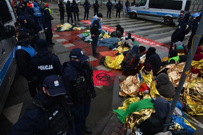 Ludzie leżą na ulicy w centrum Warszawy