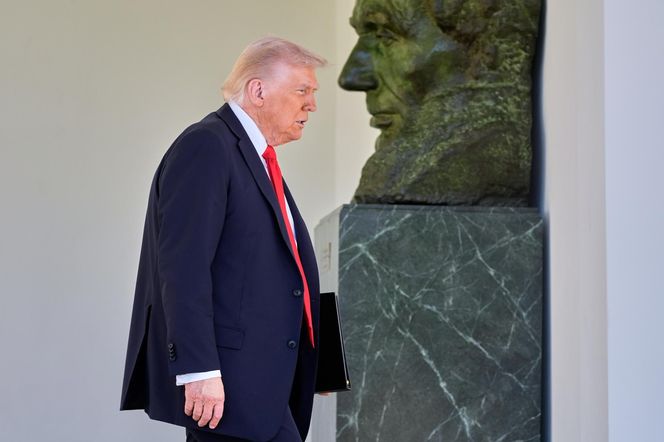 Panika pod Białym Domem. Auto sforsowało bramę. W budynku był Donald Trump!