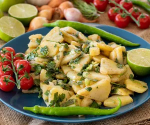 Patatosalata, czyli grecka sałatka ziemniaczana. Niezwykle prosta i obłędnie pyszna