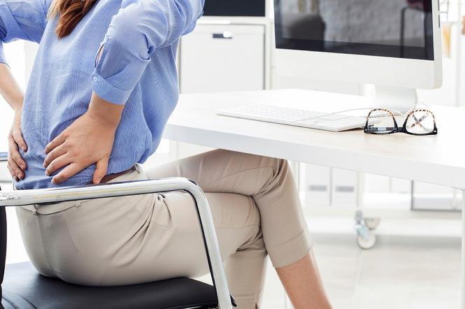 Ból pleców, gdy pracujemy przy biurku - jak sobie radzić?