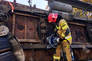 Tęgoborze. Przyczepa wypadła z ostrego zakrętu. Zgubiła kilka ton towaru