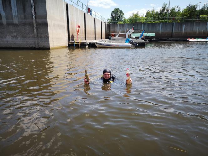 Posprzątali Narew w Łomży! Co płetwonurkowie wyłowili z rzeki? [FOTO]