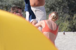 Kasia Tusk w bikini na plaży z rodziną