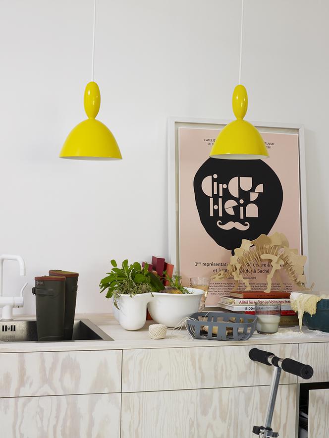 Oświetlenie kuchni: dwie żółte lampy
