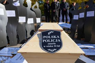 Policja zaostrza protest. Do funkcjonariuszy dołączają strażacy