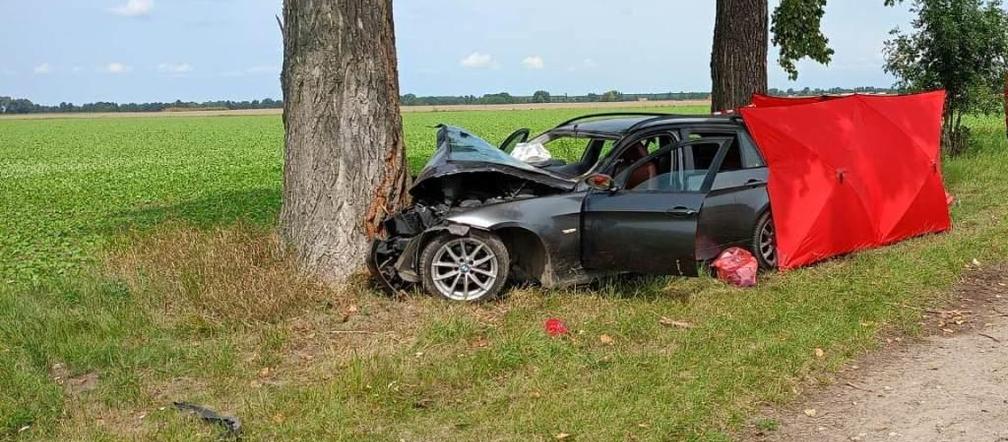 Tragedia na prostej drodze pod Śremem! Zginął 27-latek pasażer