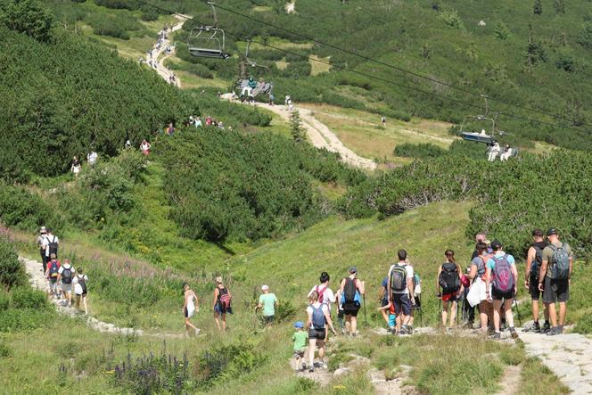 Turyści na szlaku w okolicy Kasprowego Wierchu w Zakopanem