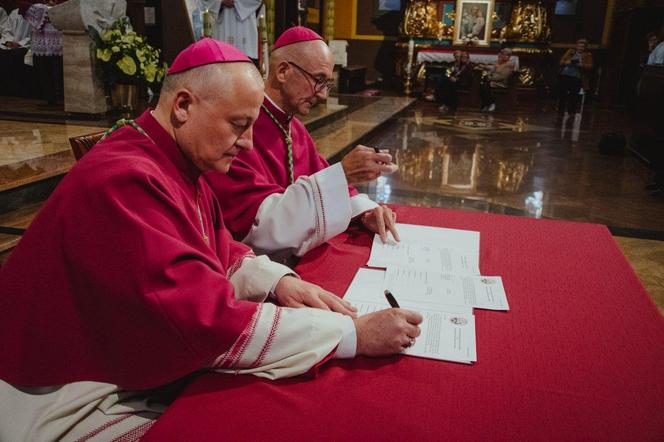 Kanoniczne objęcie diecezji sosnowieckiej przez bp. Artura Ważnego. "Dał się poznać jako odważny"