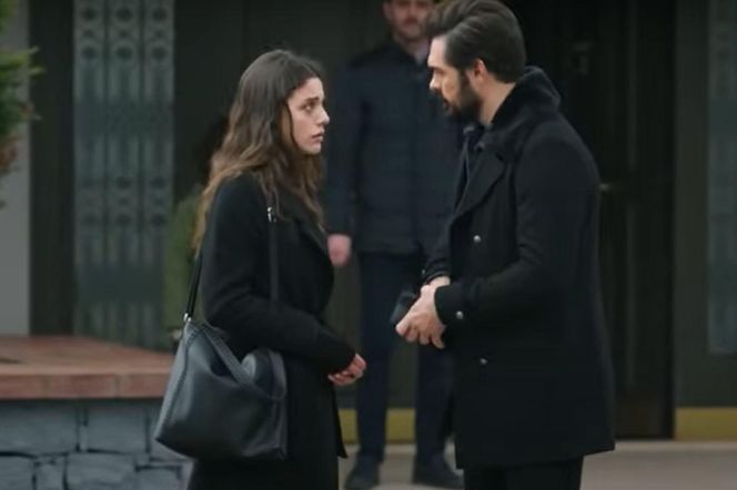 Yaman odprowadzi żonę do auta. Wręczy jej ślubną obrączkę. Ma nadzieję, że jeszcze kiedyś znów ją założy 