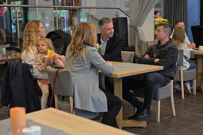 Pierwsza miłość, odcinek 4047: Dorota (Magdalena Wróbel), Artur (Łukasz Płoszajski), Berenika (Maria Konarowska), jej chłopak