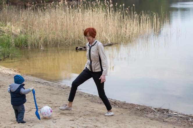 Babcia uczy wnuka puszczać kaczki