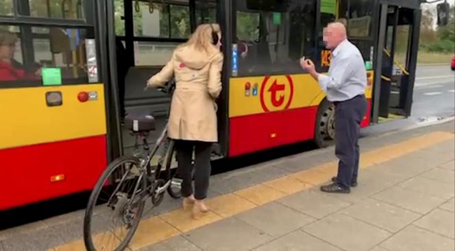  Awantura o przewóz roweru w autobusie w Warszawie. Kierowca nie wpuścił rowerzystki w ulewę. „Jest pani młoda, ma pani siłę, żeby jechać na rowerze”