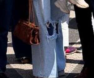 Rozenek w podartych spodniach na marszu