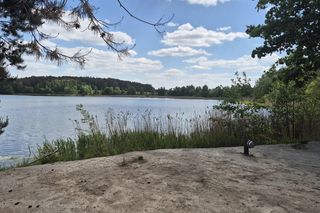 To jezioro w Olsztynie ma niezwykle czystą wodę. Jest kilka dzikich plaż, które świecą pustkami