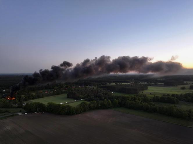 Kłęby czarnego dymu nad okolicą