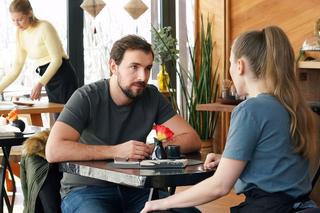 Barwy szczęścia, odcinek 2663: Renata (Anna Mrozowska), Kodur (Oskar Stoczyński)