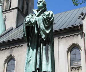 Pomnik Marcina Lutra -  jedyny w Polsce monument tego teologa i reformatora religijnego.