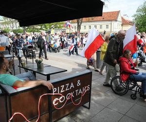 Pochód wyruszył z placu Zamkowego w Warszawie. Narodowy Marsz Życia pod hasłem Niech Żyje Polska! - jak podkreślają organizatorzy - jest manifestacją sprzeciwu wobec ataków wymierzonych w małżeństwo, rodzinę i w „poczęte dzieci zagrożone aborcją”.