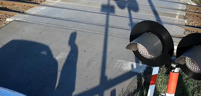 Śląskie: Wjechała za zapory na przejeździe kolejowym!