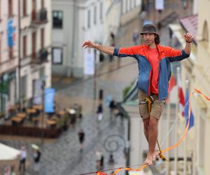   Urban Highline Festival 2023 w Lublinie. Slacklinerzy robią cuda na linach!