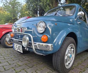 Motoryzacyjne legendy pod Torbydem. Bydgoskie Klasyki Nocą znów przyciągnęły tłumy