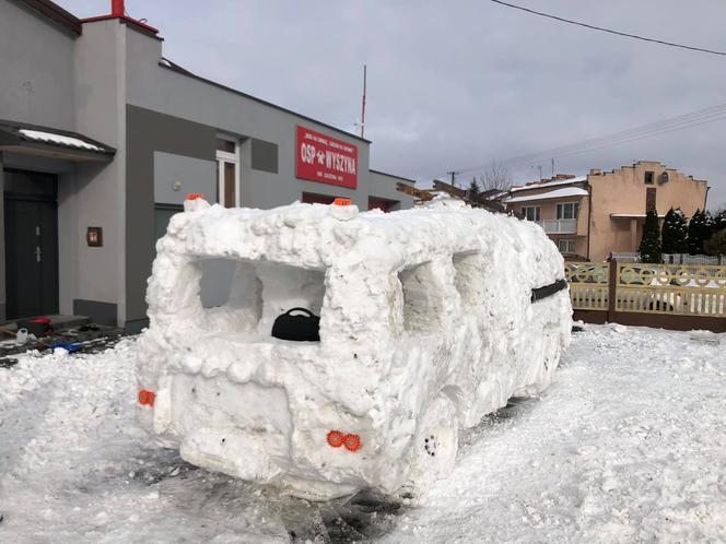 Strażacy nie mogli się doczekać na nowy wóz. Sami ULEPILI go sobie ze śniegu!