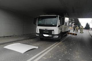 Dostawczak nie zmieścił się pod mostem. W tył auta wjechała osobówka 