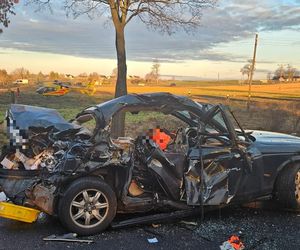 Wypadek na DK12 we Wschowie. Samochód osobowy zderzył się z ciagnikiem rolniczym