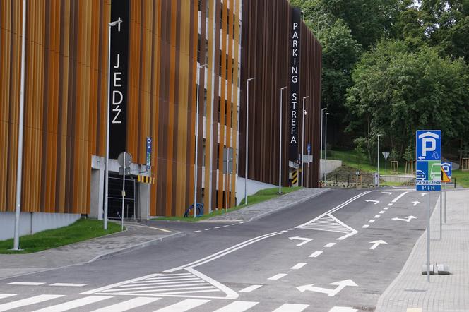 Wielopoziomowy parking na ul. Grunwaldzkiej już działa. Pomieści aż 570 aut [ZDJĘCIA]