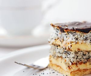 Przepis na makową krajankę jest prosty, a efekt zaskakujący. Jedno z tych ciast, które znika ze stołu w mgnieniu oka