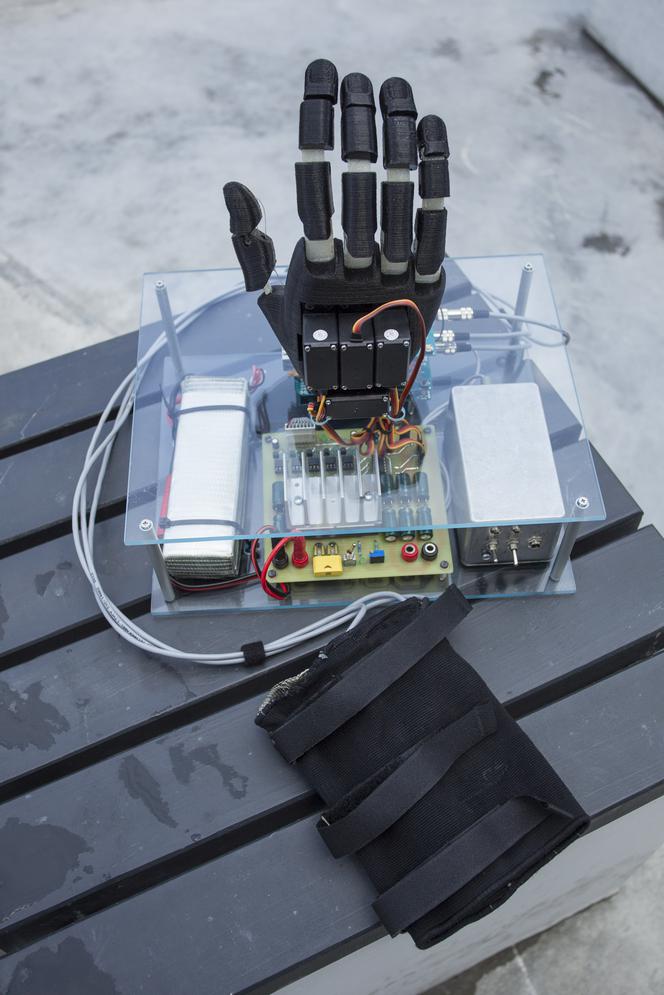 Polscy naukowcy stworzyli sztuczną dłoń