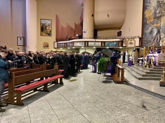 Przejmujące pogrzeby zamordowanych policjantów z Wrocławia. Tłumy żegnają funkcjonariuszy