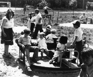 Fotografia z 1980 r. prezentująca bawiące się dzieci na letnim festynie w Antoninie. APK, Urząd Wojewódzki w Kaliszu