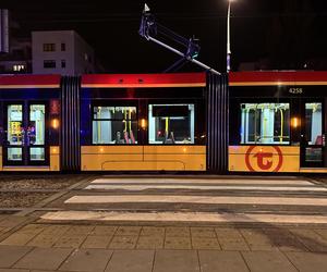 Wszedł na torowisko na czerwonym świecie. Przejechał go tramwaj. Zginął na miejscu