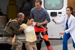 Na dobre i na złe odc. 857. Michał (Mateusz Janicki), Olena (Tetiana Malkova), Wowa (Dymyto Malkov), Hania (Marta Żmuda Trzebiatowska)