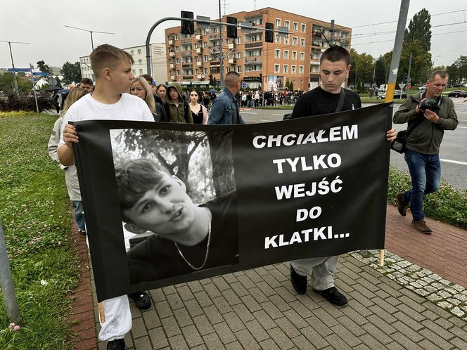 Setki osób upamiętniły Oliwiera. 20-latek zmarł po interwencji policji. "Zabili go jak zwierzę"