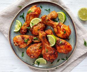 Tak Ewa Wachowicz piecze soczyste udka kurczaka. Robotę robią azjatyckie dodatki 