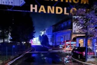 Potężny pożar parku trampolin we Włocławku