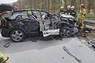 Potężny SUW roztrzaskał się o przyczepę ciężarówki. Co z kierowcą? 