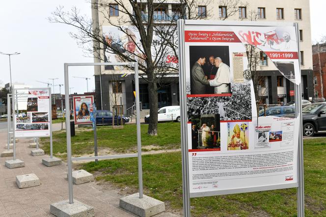 Zdewastowano wystawę papieską przy siedzibie Solidarności w Gdańsku. Sprawą zajmuje się policja