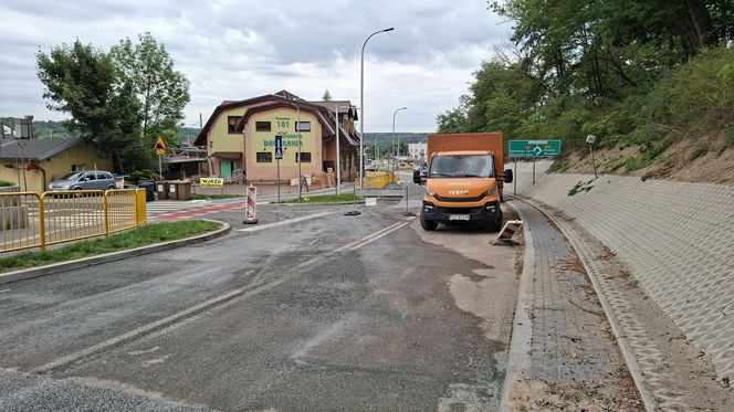 Drogowe remonty w Starachowicach. Fragment ulicy Piłsudskiego otwarty dla kierowców